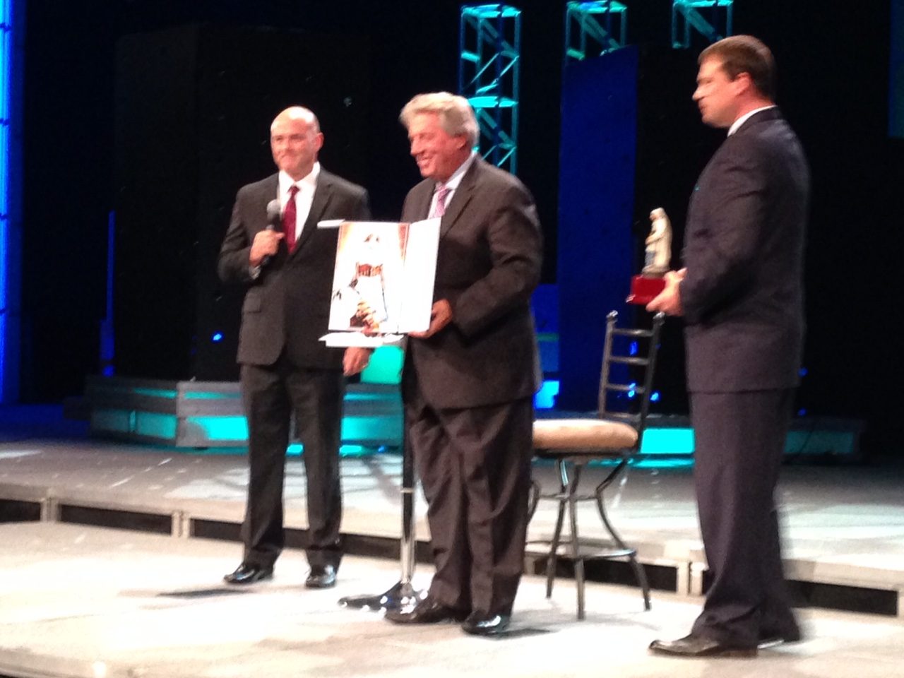 John Maxwell receives the Mother Teresa Prize for Global Peace and Leadership at Lead Through Change in Asheville, NC